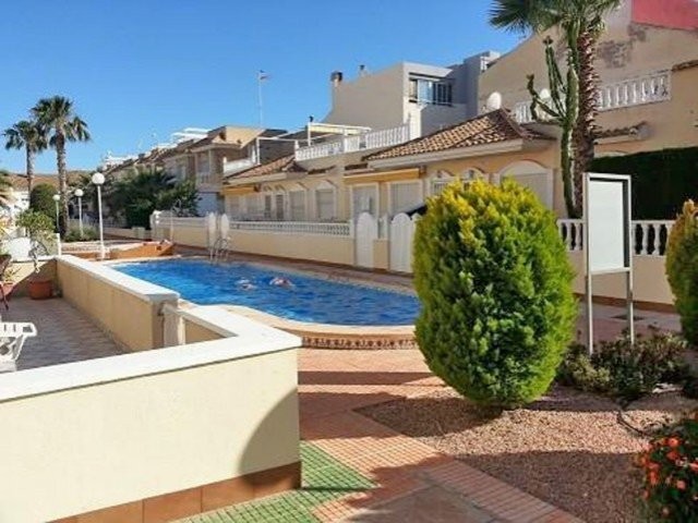 2 Bed Apartment with shared pool, Los..