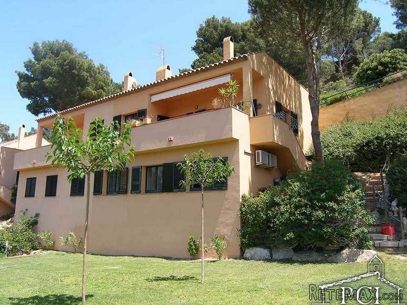 Semi detached house with communal pool. - 2