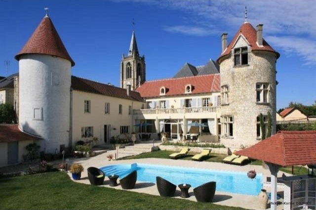 5 bedroom Manor House For Sale: 60200..