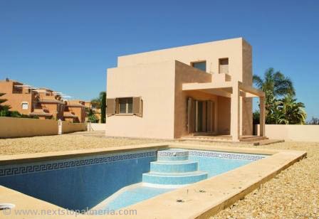 Detached 3 bedroom villa with swimming..