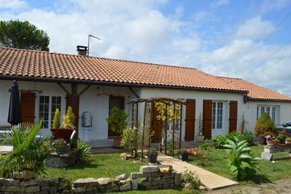 Modern Ruffec property with large garden
