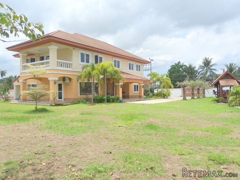 Near new, impressive 6 bedroom property..