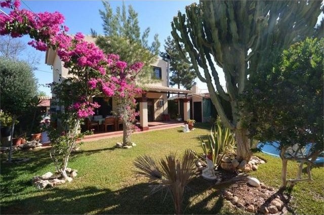 3 bedroom Villa For Sale: Detached..