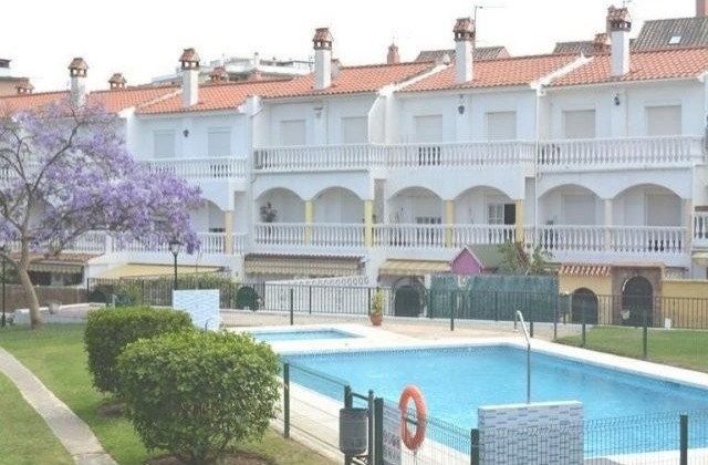 Town House - Adosada en urbanizacion..