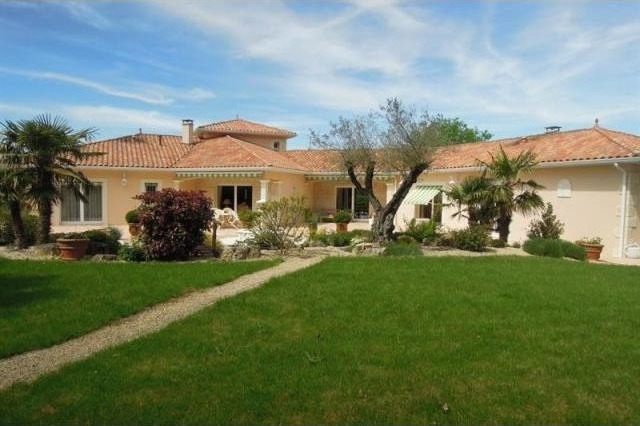 4 bedroom Villa For Sale: 86240..