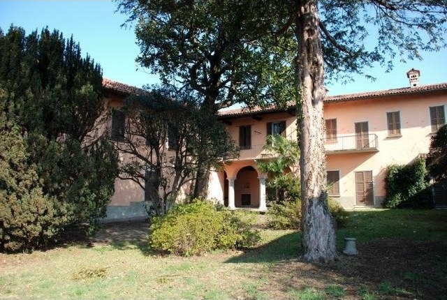12 bedroom Villa For Sale: Leggiuno, IT