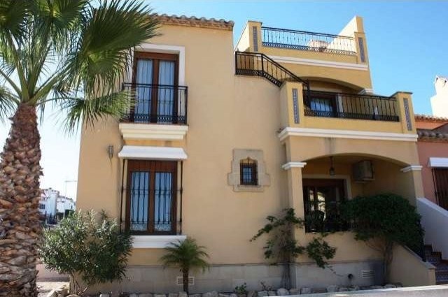 LOVELY GROUND FLOOR APARTMENT