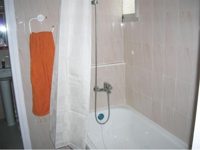 Town House - A 2 bedroom, one bathroom.. - 2
