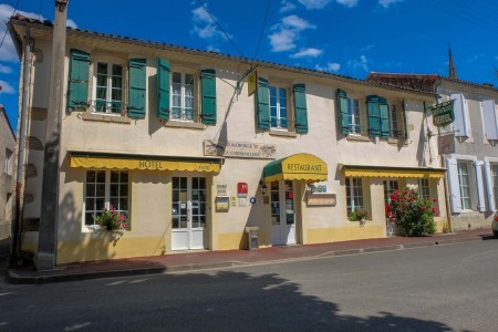 Restaurant and Hotel with ten bedrooms..