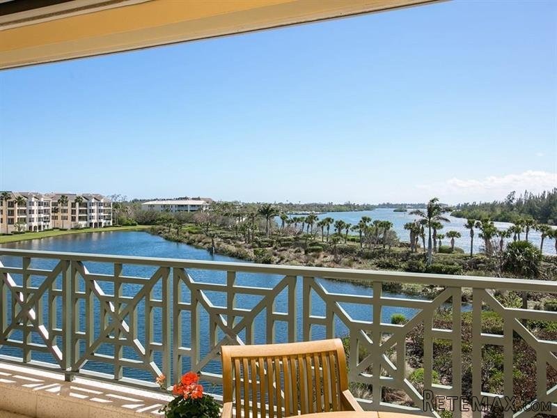 3 bedroom Flat For Sale: 9055 Somerset..