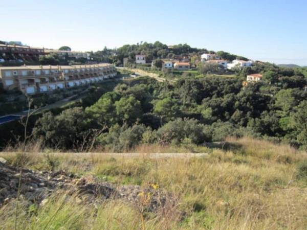 LARGE PLOT WITH BUILDING PROJECT IN..