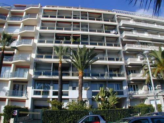 Ideally situated with the beach and the.. - 2