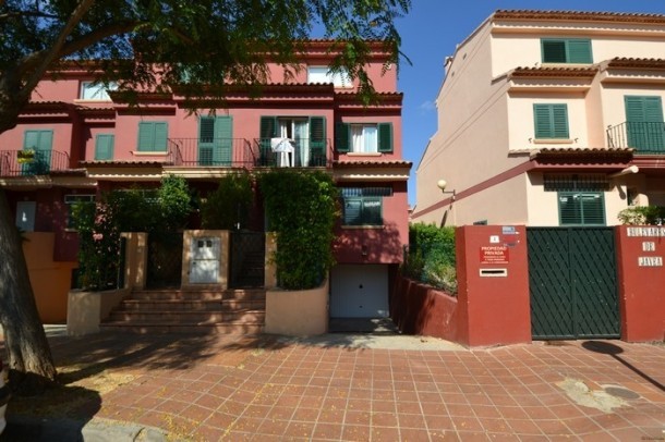 Beautiful townhouse in one of the best..