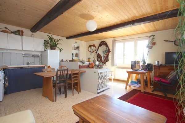 V2027 Bright, top floor apartment with..