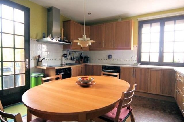 Well Presented Split-level Property.. - 2
