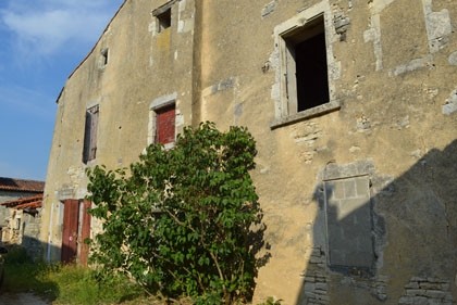 Property to renovate entirely in pretty..