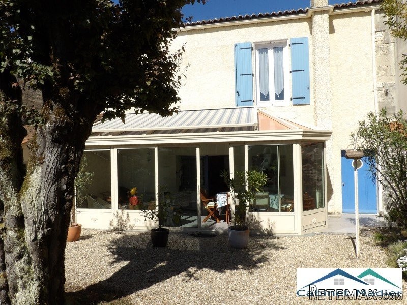 Well Renovated Townhouse With Inner..