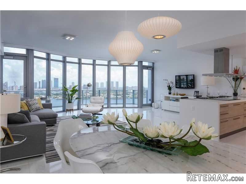 2 bedroom Flat For Sale: 17301 BISCAYNE..