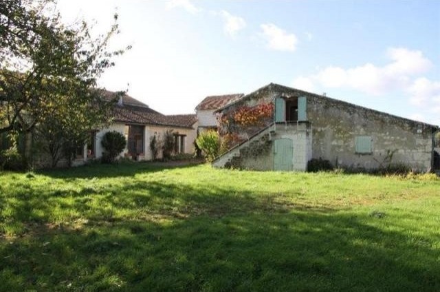 4 bedroom House For Sale: 86420 ENTRE..