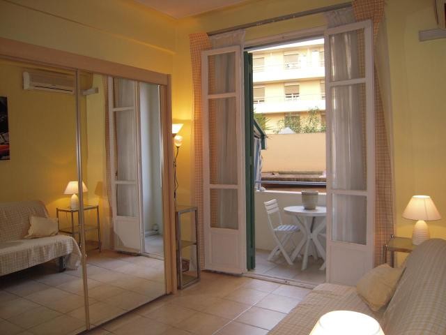 One bed 30 seconds from seafront