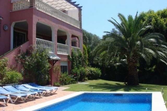 Villa for sale in El Rosario, Marbella..