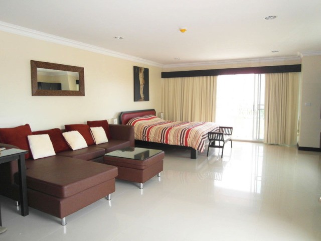 Spacious, modern studio apartment with..