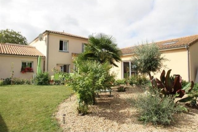 5 bedroom House For Sale: 86130 ENTRE..