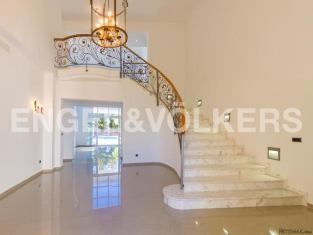 REDUCED- MAGNIFICIENT FRONT LINE LUXURY.. - 2