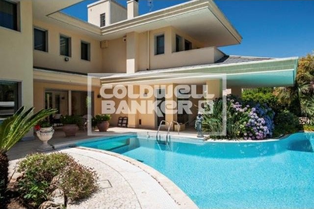 8 Bedrooms - Villa - For Sale - 2