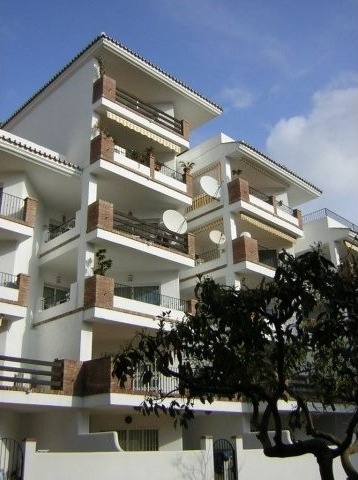 2 Bed Apartment for sale in Calahonda