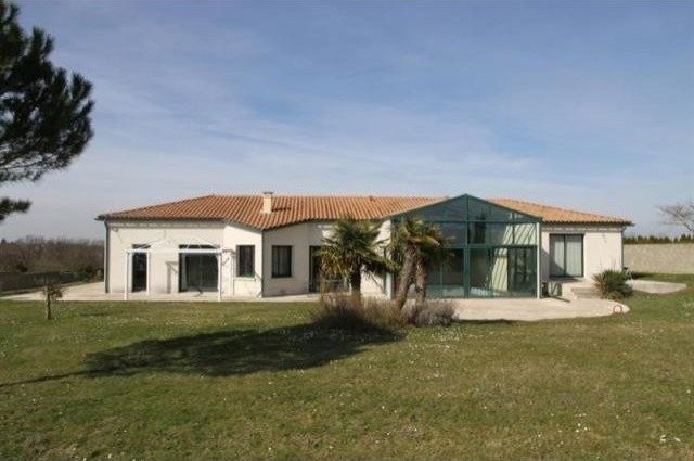 5 bedroom Villa For Sale: 86190 QUINCAY