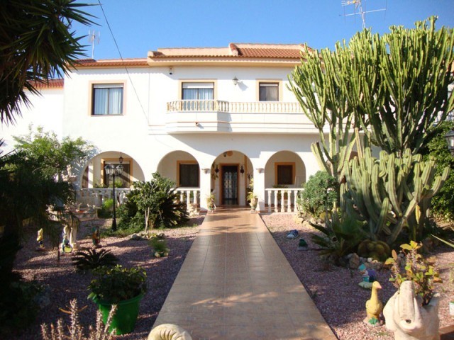 7 Bedrooms - Villa - Alicante - For Sale