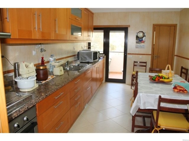 LARGE THREE BEDROOM APARTMENT WITH..