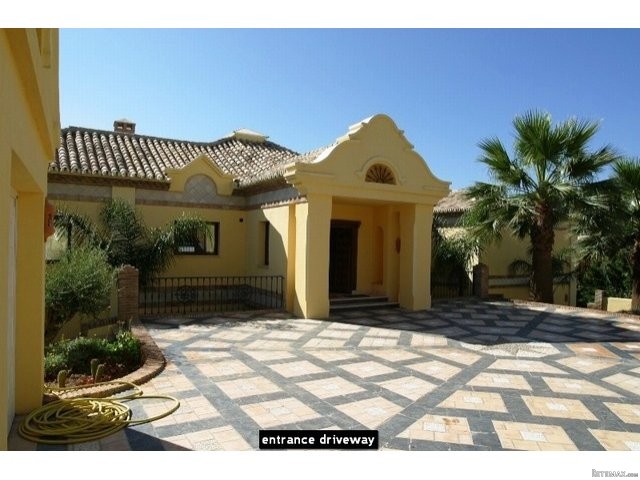Villa for sale in Nueva Andalucia..