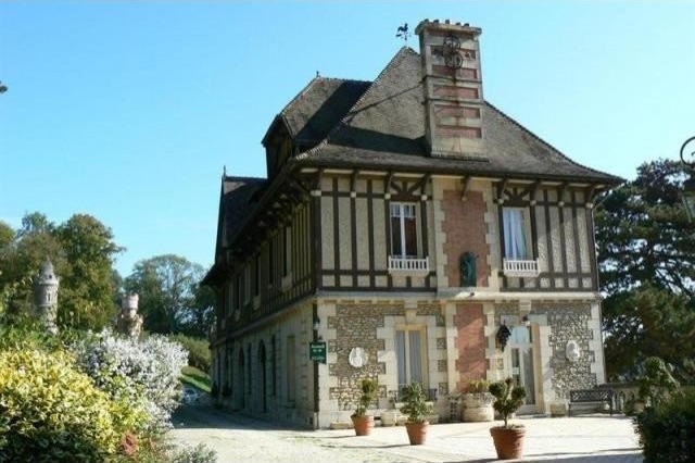 13 bedroom Manor House For Sale: 60200.. - 2