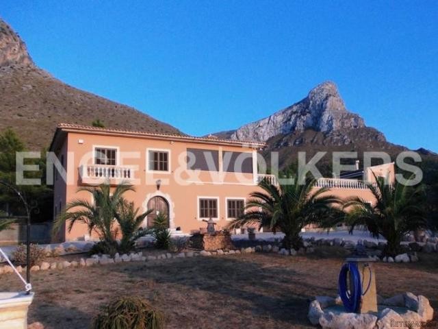 Country house with magnificent sea views