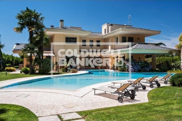 8 Bedrooms - Villa - For Sale