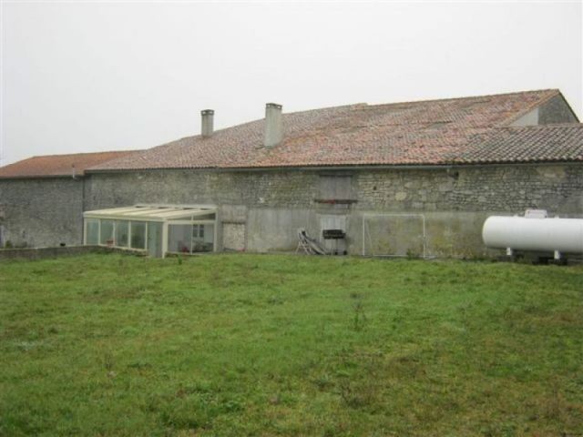 Barn set on about 800 m2, near Villebois