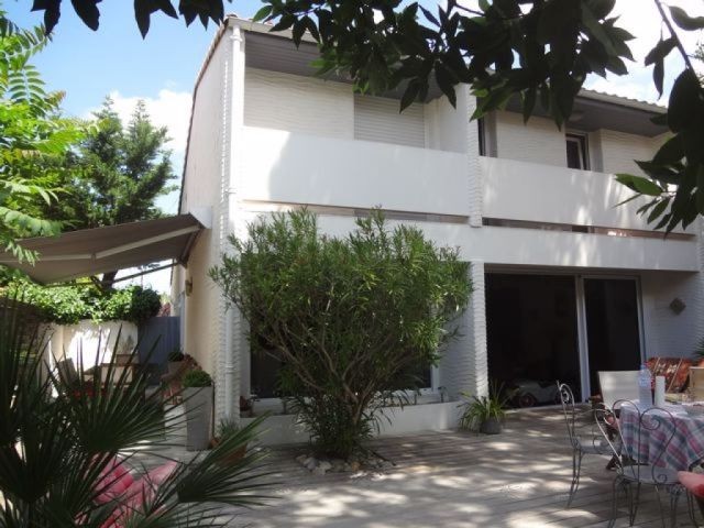 5 bedroom architect-designed house near..