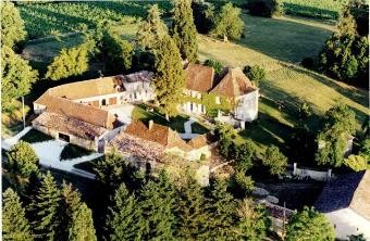 DORDOGNE chateau viticole Avec maisons..