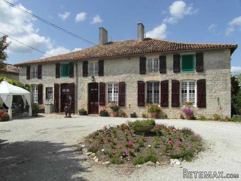 6 Bedroom Logis With Large Walled..