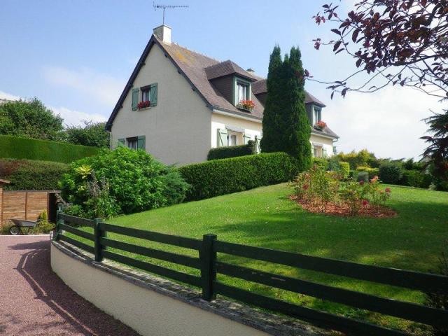 Beautifully Presented House on Nice Plot - 2