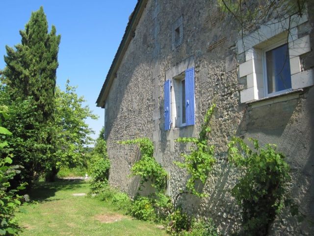 Pretty stone house located in tranquil.. - 2