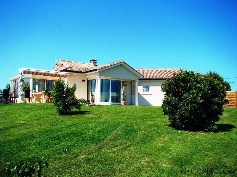 APS2962 Modern 3 bed-roomed villa in..