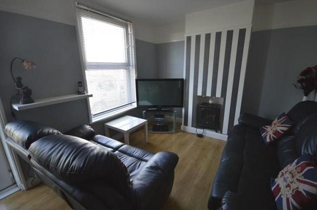 2 bedroom Property For Sale: Cottage.. - 2