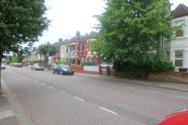 2 Bed Flat/Apartment To Let in London - 2