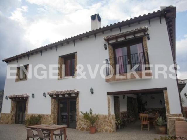 SPECTACULAR VILLA WITH STABLES-ILLORA