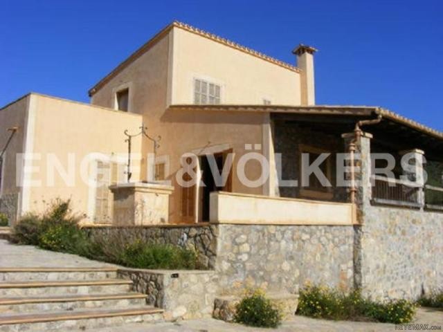 Charming finca with panoramic views..