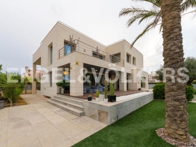 A very elegant and modern villa in La.. - 2