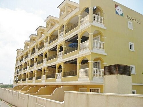 LARGE 2 BED APARTMENT WITH POOL